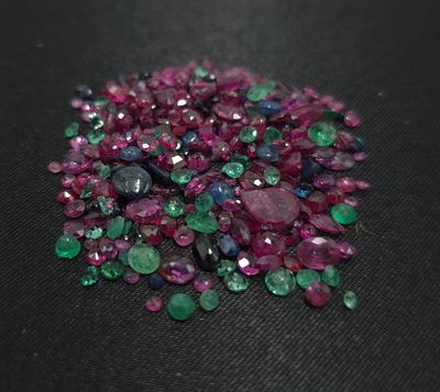 לוט מעורב של אבני רובי בורמה, אבני ספיר ציילוני ואמרלד קולומביאני, מלוטשות סופר 