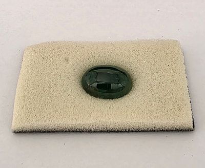 אבן אמרלד מלוטשת, 8.77 קראט, צבע יפה, מגיעה בקופסת תצוגה ללא פרטים, טבעית מהכספת 