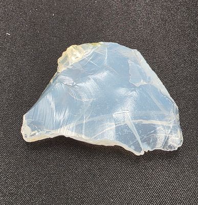 פרוסת אבן אופל, משקל 96 קראט, הוצאה מבריפקה עם תג מחיר של 5$ לקראט, טבעית מהכספת 