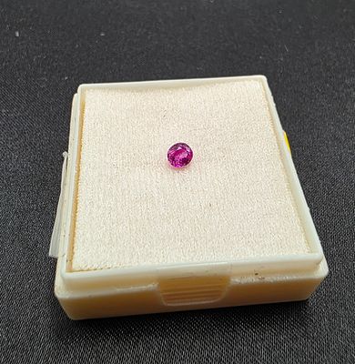 אבן רובי מלוטשת, 0.28 קראט, מגיעה עם תעודה, שלחנו למעבדה מכיוון שהוצאה מבריפקה ללא 