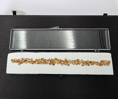 לוט אבני ספיר קוניאק מלוטשות סופר AAAּ+++, משקל 20 קראט, מגיעות בקופסת תצוגה עם תג 