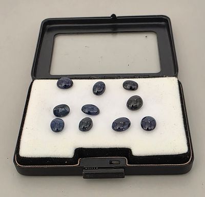 לוט 10 אבני ספיר (יתכן נחלים) מלוטשות, 26.37 קראט, מגיעות בקופסת תצוגה, כנראה נפל 