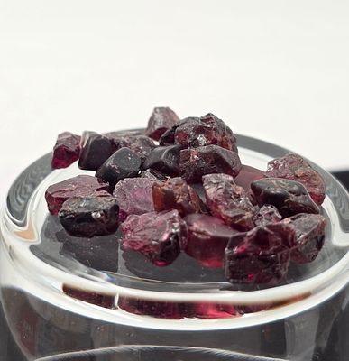 לוט של אבני גרנט גולמיות, משקל 205 קראט, הוצאו מבריפקה עם תג מחיר של 3$ לקראט 