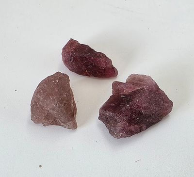 לוט 3 אבני טורמלין גולמיות גדולות, משקל 79.7 קראט, הוצאו מבריפקה עם תג מחיר של 5$ 