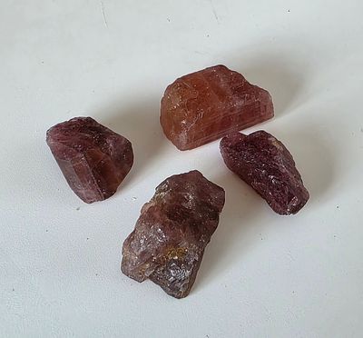 לוט 4 אבני טורמלין גולמיות גדולות, משקל 84.5 קראט, הוצאו מבריפקה עם תג מחיר של 5$ 