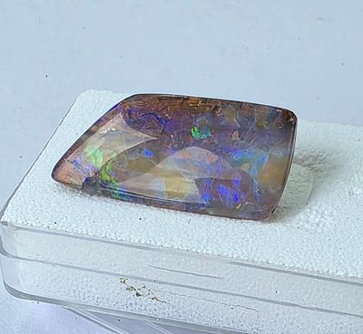 אבן אופל בולדר אוסטרלי מלוטשת, משקל 15.8 קראט, נדירה, יפהפיה, זוהרת בשלל צבעים 