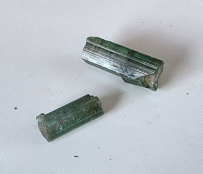 שני גבישי טורמלין ירוק אדום, משקל 23.5 קראט, נדירים, הוצאו מבריפקה עם תג מחיר של 20$ 