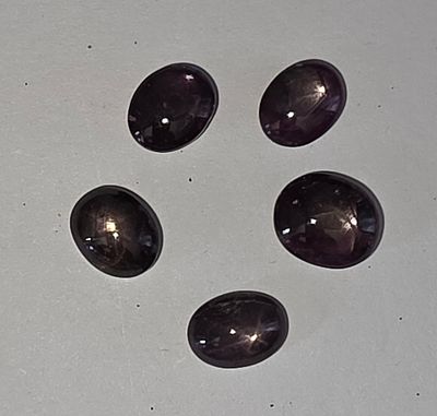 לוט 5 אבני רובי סטאר הודיות מלוטשות, משקל 29.8 קראט, הוצאו מבריפקה עם תג מחיר של 10$ 