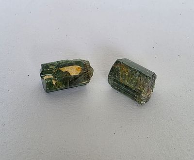 לוט 2 גבישי טורמלין אדום ירוק נדירים, משקל 34.76 קראט, הוצאו מבריפקה עם תג מחיר של 