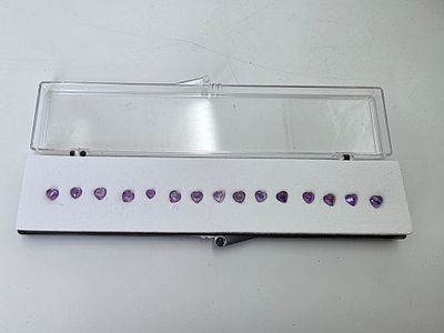 לוט 15 אבני אמטיסט מלוטשות בצורת לב, סופר AAAּ+++, משקל 9.20 קראט, מגיעות בקופסת 