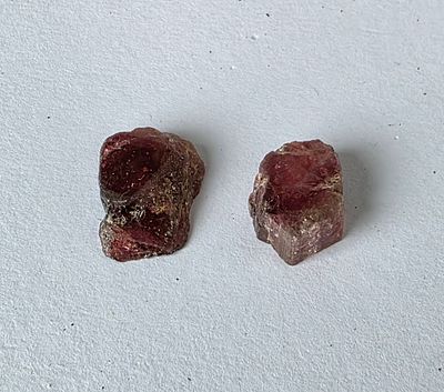 לוט 2 פרוסות אבני טורמלין אדום נדירות, משקל 24.76 קראט, הוצאו מבריפקה עם תג מחיר של 