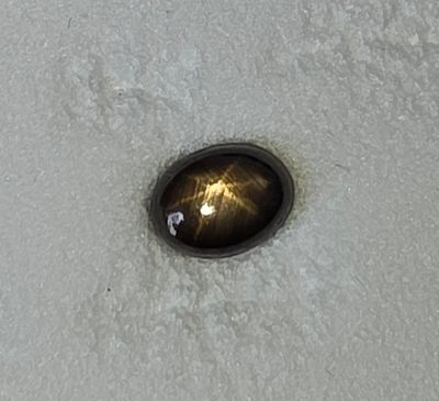 אבן ספיר סטאר סרי לנקה מלוטשת, משקל 3.6 קראט, מגיעה בקופסת תצוגה עם תג מחיר של 50$ 