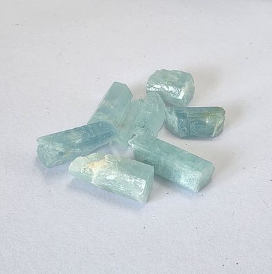 לוט 8 גבישי אקווה מארין, משקל 118.7 קראט, הוצאו מבריפקה עם תג מחיר של 4$ לקראט 