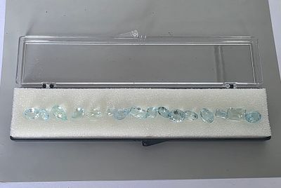 לוט 16 אבני אקווה מארין מלוטשות סופר AAAּ+++, משקל 50.76 קראט, מגיעות בקופסת תצוגה 