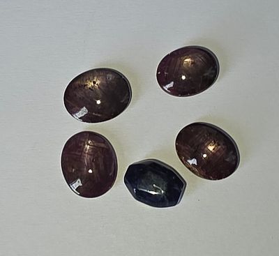 לוט 5 אבני רובי סטאר מלוטשות, משקל 27.5 קראט, הוצאו מבריפקה עם תג מחיר של 10$ לקראט 