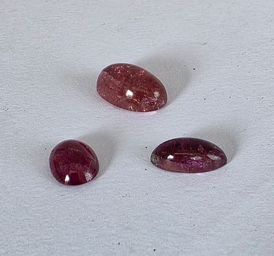 לוט 3 אבני טורמלין אדום מלוטשות, משקל 9.68 קראט, תכלילים פנימיים, הוצאו מבריפקה עם 