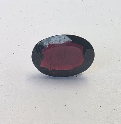 אבן גרנט רודולייט גדולה מלוטשת, משקל 13.47 קראט, נדירה בגודלה, הוצאה מבריפקה עם תג 