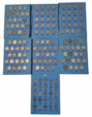 לוט גדול של מטבעות אמירקאים ישנים על לוחות מטבעות, מסודרות באופן רנדומלי ולא לפי 