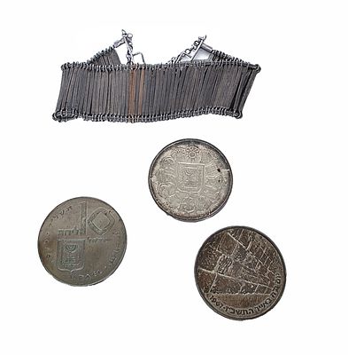 לוט 3 מטבעות כסף, במשקל 78 גרם ובתוספת צמיד כסף בעבודת יד במשקל 43 גרם, משקל כולל 