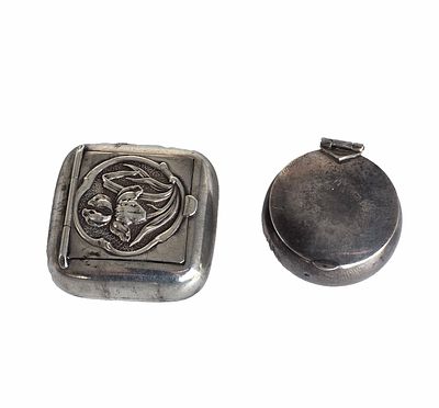 לוט 2 קופסאות הרחה מכסף, העגולה חתומה 925, השניה חתומה בחותמות אנגליות מלאות, קוטר 3 