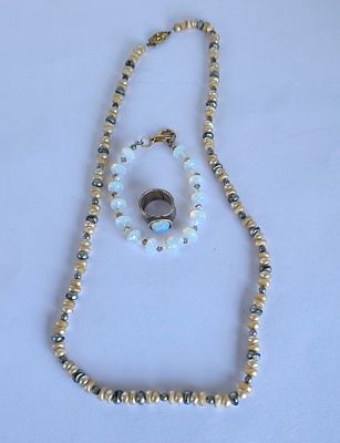 סט טבעת כסף וצמיד משולבים באבני אופלית ומחרוזת פנינים אמיתיות, אורך המחרוזת כ31 במצב 