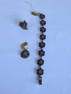 לוט כסף ואבני גרנט שהגיע מחנות תכשיטים ותיקה מרחוב דיזנגוף שנסגרה, עם טיקטים מקוריים 