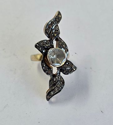 טבעת כסף מצופה זהב, מדהימה ביופיה, משובצת יהלום הודי שטוח מרכזי וגדול, אורך הטבעת 