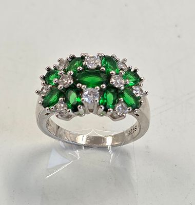 טבעת כסף חתומה 925 ומשובצת אבני חן, מעזבון חנות תכשיטים מדיזנגוף שנסגרה, קוטר פנימי 