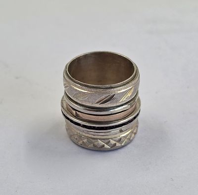 טבעת כסף עבודת אמן מיוחדת מאד, משולבת חישוק זהב ואבני ספיר מלוטשות, אורך הטבעת כ2 