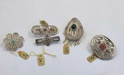 לוח 5 סיכות כסף פיליגרן חתומות 925 משנות ה50, סגנון בצלאל, משובצות אבני חן. מגיעות 