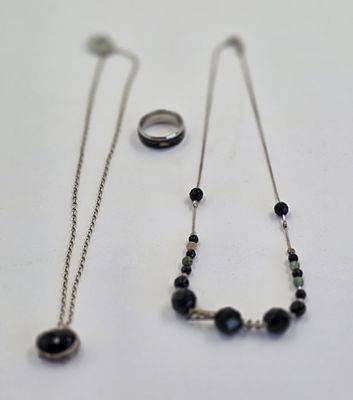 לוט תליון עם שרשרת כסף, מחרוזת כסף משולבת אבני חן, וטבעת. אורך השרשרת והמחרוזת כ20 