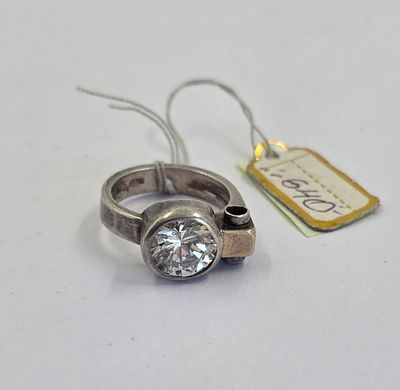 טבעת כסף משובצת כנראה בזרקון, קוטר פנימי כ1.8, מגיעה עם תג מחיר של 640 ₪. מעזבון 