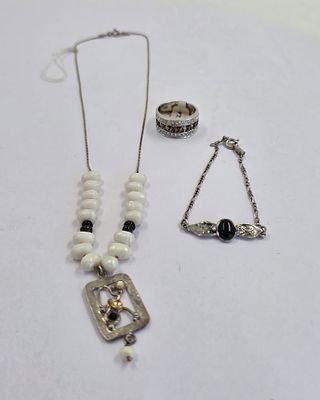 לוט תכשיטים הכולל טבעת כסף משובצת אבני חן בעלת קוטר פנימי 1.8, שרשרת עם תליון כסף 