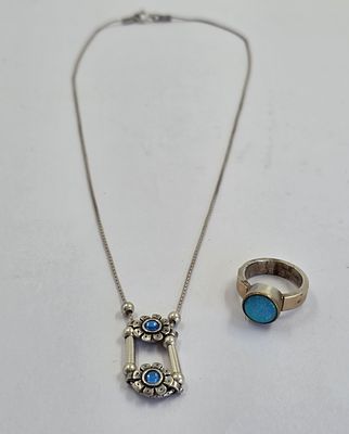 לוט כסף הכולל טבעת חתומה 925 משולבת אבן אופלית קוטר פנימי כ1.8, שרשרת כסף עם תליון 