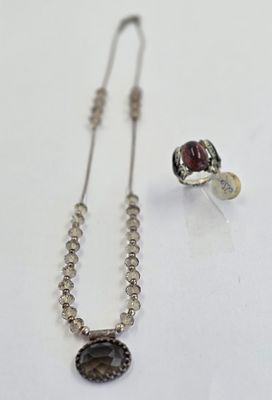 לוט תכשיטי כסף הכולל מחרוזת עם תליון בשילוב אבני חן, אורך 22 במצב סגור, טבעת כסף 