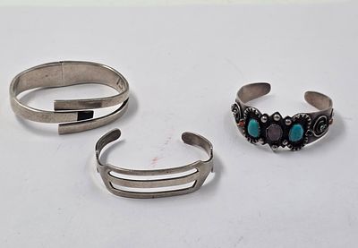 לוט 3 צמידי כסף 925 חתומים במשקל 111 גרם, אחד משולב עם אבני חן קוטר פנימי כ5, ה2 