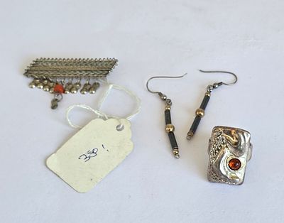 לוט כסף הכולל סיכה, טבעת וזוג עגילים, הטבעת במידה משתנה