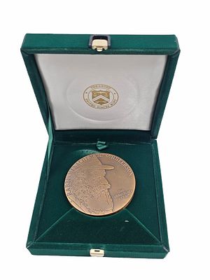 מדלית ברונזה בדמותו של הרבי מליובאויטש, מגיעה בקופסה מקורית ובמצב מושלם. קוטר 75 