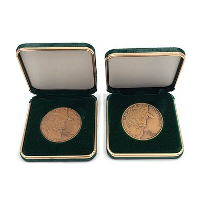 זוג מדליות ברונזה בדמותו של הרבי מליובאויטש, מגיעות בקופסה מקורית ובמצב מושלם, קוטר 