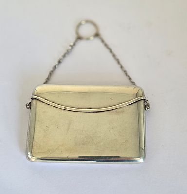 תיק קטן לאישה עשוי כסף סטרלינג, חתום בחותמות מלאות, הזהבה פנימית, נדיר מאד, משקל 97 