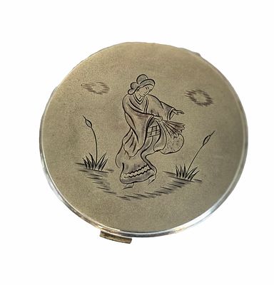 פודריה יפנית מכסף,חתומה,דמות גיישה על המכסה,משולבת מראה ופד לפודרהף משקל כולל 153 