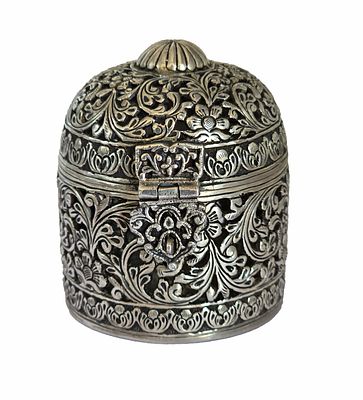 קופסת כסף 925, חתום, עבודת ריקוע בחסר מרהיבה, משקל 128 גרם, גובה 8