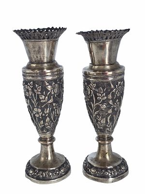 זוג אגרטלי כסף פרסים עתיקים, מעוטרים בתבליטי פרחים וציפורים בריקוע בעבודת יד, לא 