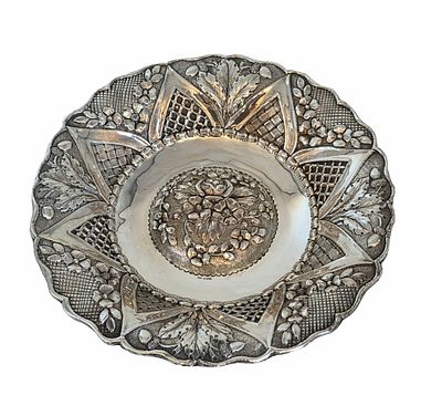 קערת טריפוד מכסף מרוקעת יפהפיה , חתום SHARABY 999, קוטר 22.5 , משקל 250 גרם . ממה 