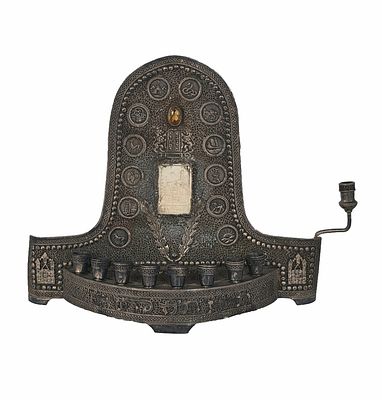 חנוכית כסף בצלאל מדהימה ונדירה, משולבת פלאק מחומר אורגני עליו תבליט מגדל דוד וחתומה 