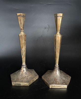 זוג פמוטי כסף חתומים 925 , תוצרת חברת הגביע, גובה 30 , משקל 500 גרם. באחד מהפמוטים 