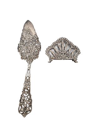 לוט כף הגשה לעוגה ומחזיק מפיות קטן , עתיקים מאה 19, שניהם כסף בעבודת חסר , מפיון 