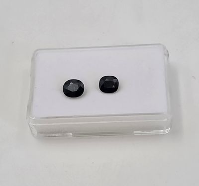 זוג של אבני ספיר אוסטרלי מלוטשות סופר AAA+++, משקל 5.89 קראט, מגיעות בקופסת תצוגה עם 