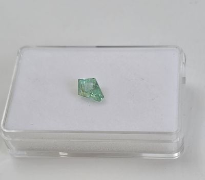 אבן אמרלד זמביה נדירה, מלוטשת בליטוש מיוחד, סופר AAA+++, משקל 1.63 קראט, נוצצת, ברמה 