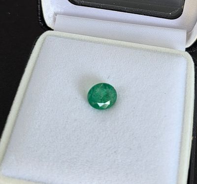אבן אמרלד, מלוטשת סופר AAA+++, משקל 1.71 קראט, מגיעה בקופסת תצוגה עם תג מחיר של 300$ 